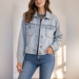 Abercrombie & Fitch women’s light wash denim jacket size Large classic trucker